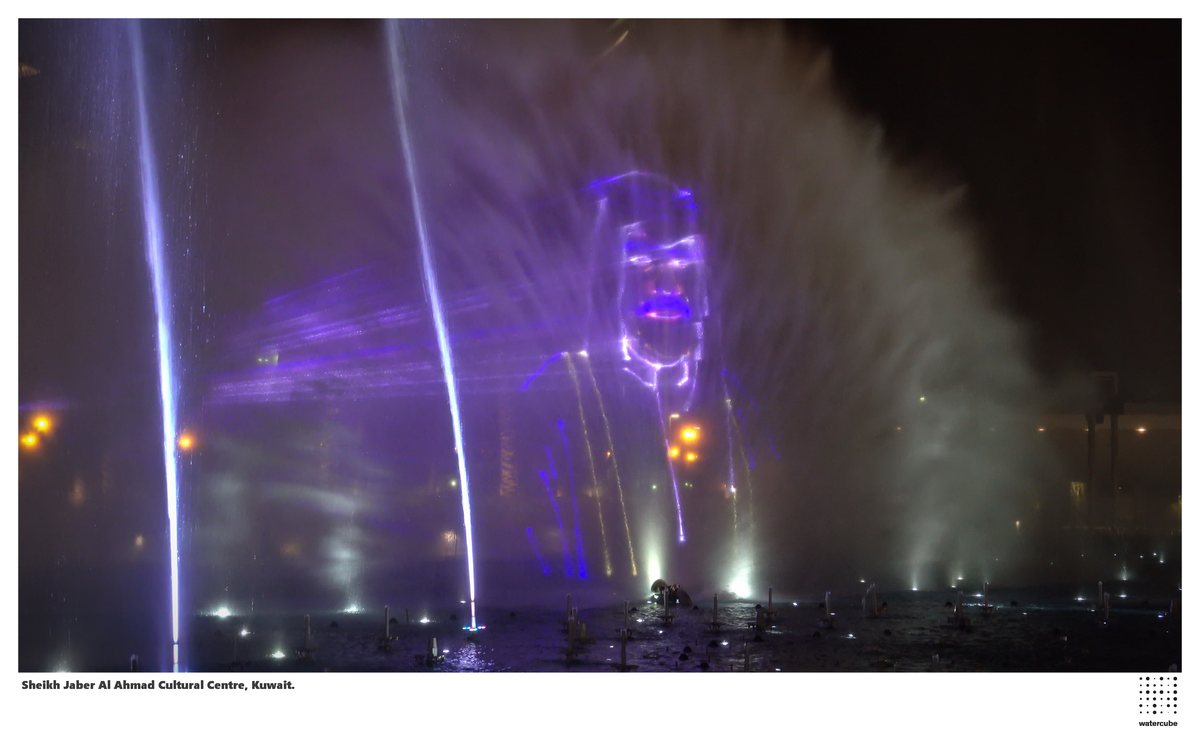 Spettacolo serale con proiezioni laser sullo schermo d'acqua